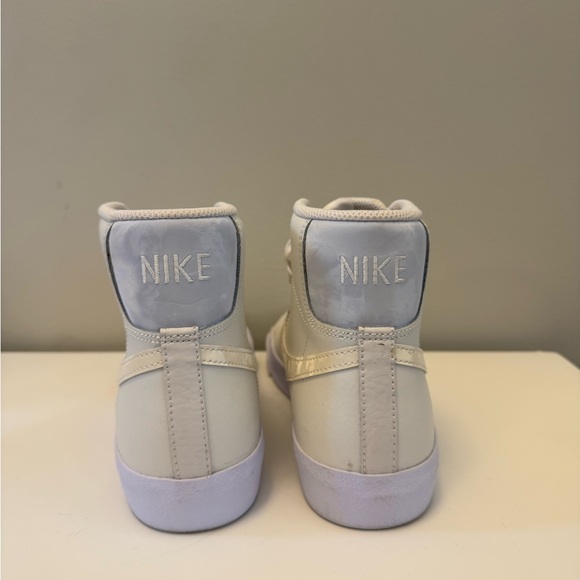 Nike Blazer Mid '77 GS 'Phantom Pale Ivory Sneakers Size 5Y - Picture 4 of 6